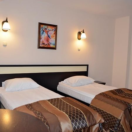 Vila Gardenia Hotell Oradea Exteriör bild